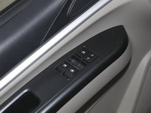 2020款M5L 1.6L 7座基本型 主驾车窗控制区	