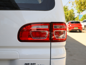 2020款M5 1.6L 手动长轴舒适型 9座 尾灯