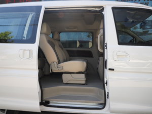 2020款M5 1.6L 手动长轴舒适型 9座 后排空间