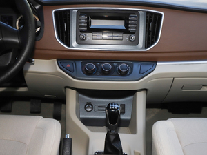 2020款M5 1.6L 手动长轴舒适型 9座 中控台