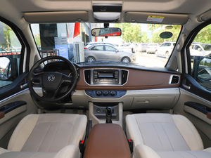 2020款M5 1.6L 手动长轴舒适型 9座 内饰全景
