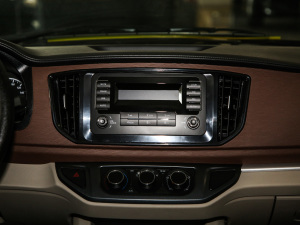2020款M5 1.6L 手动长轴舒适型 7座 中控区