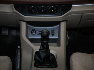 2020款M5 1.6L 手动长轴舒适型 7座 中控区