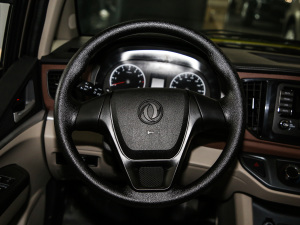 2020款M5 1.6L 手动长轴舒适型 7座 中控区