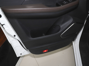 2021款1.8T 手动豪华型 前门储物空间
