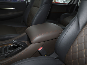 2021款1.8T 手动豪华型 中央扶手箱