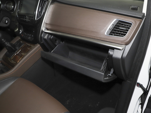 2021款1.8T 手动豪华型 手套箱