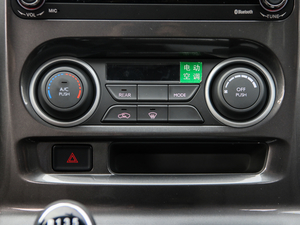 2021款2.0L 手动豪华型 7座 中控区