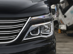 2021款M5L 2.0L 手动实用型 7座 大灯