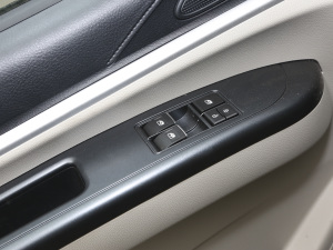 2021款M5L 2.0L 手动实用型 7座 主驾车窗控制区	