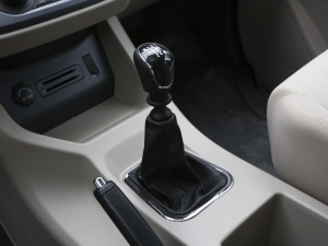 2021款M5L 2.0L 手动实用型 7座 换挡杆