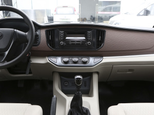 2021款M5L 2.0L 手动实用型 7座 中控台