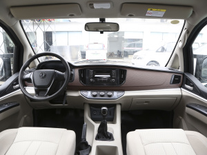 2021款M5L 2.0L 手动实用型 7座 内饰全景
