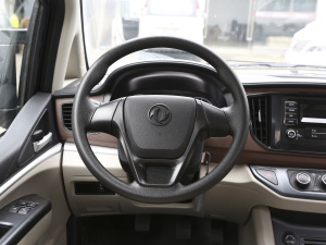 2021款M5L 2.0L 手动实用型 7座 方向盘