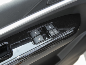 2022款V3 1.6L 基本型 2座 主驾车窗控制区	