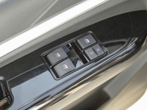 2022款M5 1.6L 实用型 5座 中控区