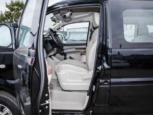 2022款奋斗款 M5L 1.6L 豪华型 7座 前排空间