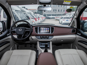 2022款奋斗款 M5L 1.6L 豪华型 7座 内饰全景