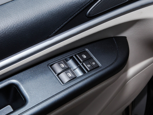 2022款奋斗款 M5L 1.6L 豪华型 7座 主驾车窗控制区	