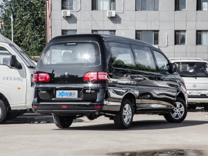 2022款奋斗款 M5L 1.6L 基本型 7座 右后45度
