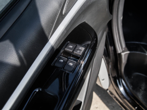 2022款奋斗款 M5L 1.6L 基本型 7座 主驾车窗控制区	