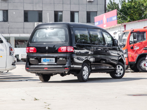 2022款奋斗款 M5L 1.6L 舒适型 9座 右后45度