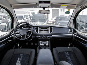 2022款奋斗款 M5L 1.6L 舒适型 9座 内饰全景