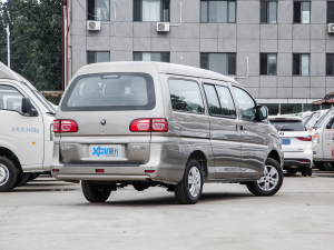 2022款奋斗款 M5L 2.0L 基本型 9座 右后45度