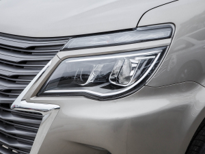 2022款奋斗款 M5L 2.0L 基本型 9座 大灯