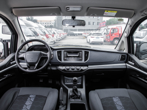 2022款奋斗款 M5L 2.0L 基本型 9座 内饰全景