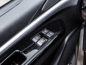 2022款奋斗款 M5L 2.0L 基本型 9座 主驾车窗控制区	