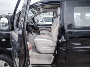 2022款奋斗款 M5L 1.6L 舒适型 7座 前排空间