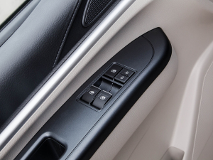 2022款奋斗款 M5L 1.6L 舒适型 7座 主驾车窗控制区	