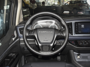 2022款奋斗款 M5L 2.0L 豪华型 7座 方向盘