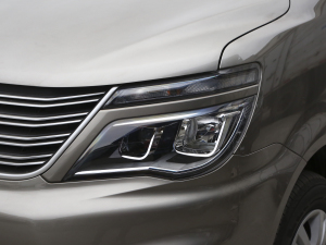 2022款M5L 1.6L 实用型 7座 大灯