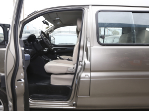 2022款M5L 1.6L 实用型 7座 前排空间