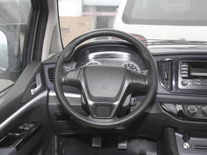 2022款M5L 1.6L 实用型 7座 方向盘