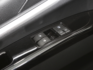 2022款M5L 1.6L 实用型 7座 主驾车窗控制区	