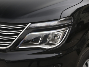 2022款M5L 2.0L 实用型 7座 大灯