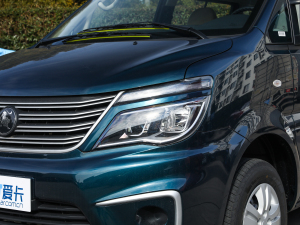 2022款M5 1.6L 实用型 7座 大灯