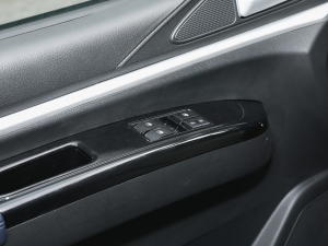 2022款M5 1.6L 实用型 7座 主驾车窗控制区	