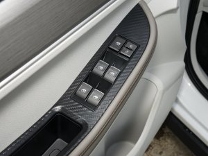 2022款马赫版 1.5T DCT激擎款 七座 主驾车窗控制区	