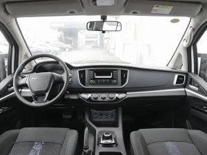 2022款普通版 基本型 7座 内饰全景