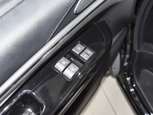 2022款普通版 豪华型 7座 主驾车窗控制区	
