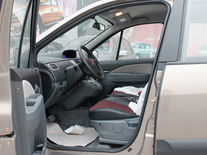 2011款1.8T 自动尊贵版 前排空间