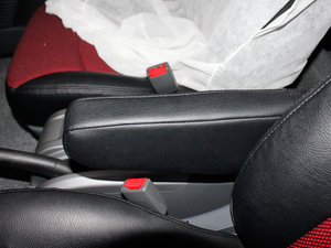 2011款1.8T 自动尊贵版 中央扶手箱