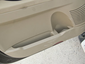 2012款1.6L 手动尊享版 前门储物空间