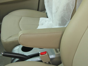 2012款1.6L 手动尊享版 中央扶手箱