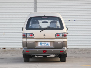 2013款M3 1.6L 手动豪华版 正后	