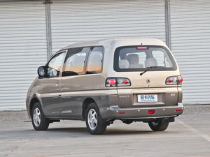 2013款M3 1.6L 手动豪华版 左后45度
